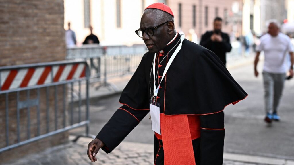 Robert Sarah fue arzobispo de Conakry y podría ser el primer Papa africano