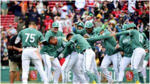 El mexicano Ramón Urías, presente en la victoria de los Red Sox ante los Orioles en la décima entrada