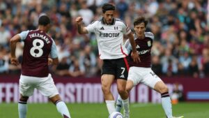 Raúl Jiménez suma ocho partidos sin marcar en derrota del Fulham ante Aston Villa