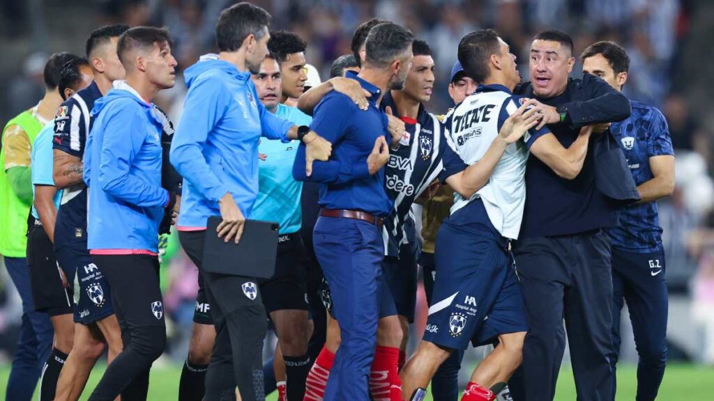 Efraín Juárez y Martín Demichelis, expulsados al final del duelo entre Rayados y Pumas