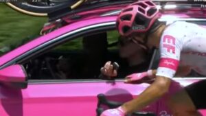 Richard Carapaz sufre un problema técnico con su potenciómetro en la penúltima etapa del Giro de Italia