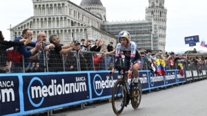 Primoz Roglic, a punto de abandonar el Giro de Italia 2025