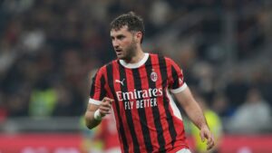 Santi Gimenez supera los 70 goles en Europa con un doblete en la remontada ante el Bologna