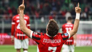 Santi Gimenez supera los 70 goles en Europa con un doblete en la remontada ante el Bologna