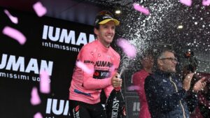 Simon Yates, tras ponerse la maglia rosa: “Es el punto más alto de mi carrera”