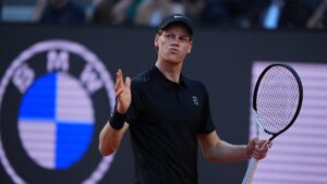 ¡Regreso triunfal! Jannik Sinner avanza a la tercera ronda en Roma