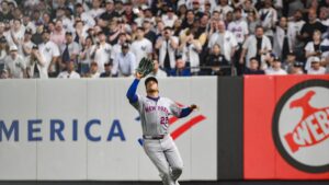 Juan Soto la pasa mal en su regreso a Yankee Stadium y los Mets caen en el primero de la Serie del Subway