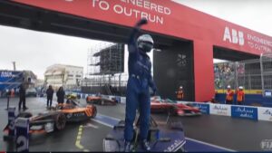 Stoffel Vandoorne se corona bajo la lluvia en un caótico E-Prix de Tokyo