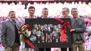 Thomas Müller recibe homenaje del Bayern Munich en su último partido en el Allianz Arena