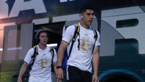 El partido entre Tigres y Toluca inicia con dos incidentes que dejaron lesionados en el estadio
