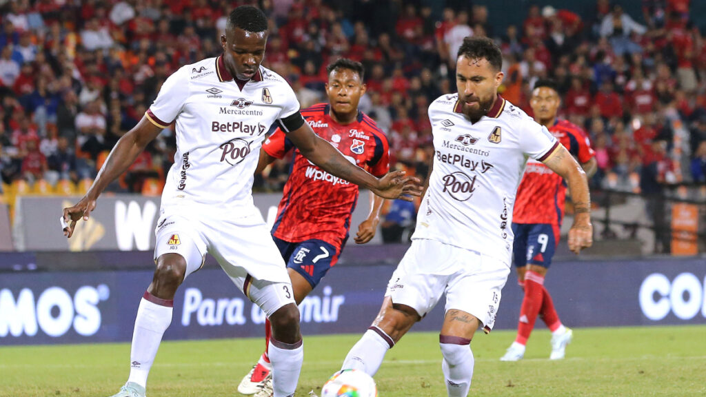 Una acción de juego entre DIM y Tolima en el Atanasio. | VizzorImage