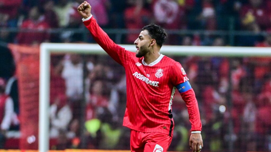 Alexis Vega en festejo de gol