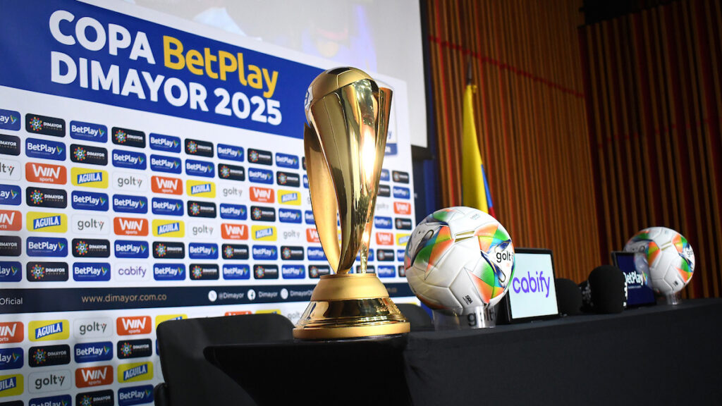 Trofeo y pelota de la copa BetPlay Dimayor 2025. - Vizzor Image.