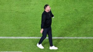 ¡Se encienden los ánimos en las bancas! Antonio Mohamed tiene un cruce de palabras con el banquillo del América
