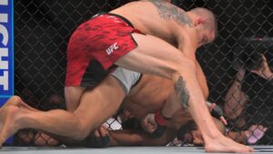 Brutal KO de Marc-André Barriault sobre Bruno Silva que lo hace salir en camilla de UFC 315