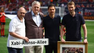 ¡Una leyenda! Bayer Leverkusen despide a Xabi Alonso en su último partido en casa