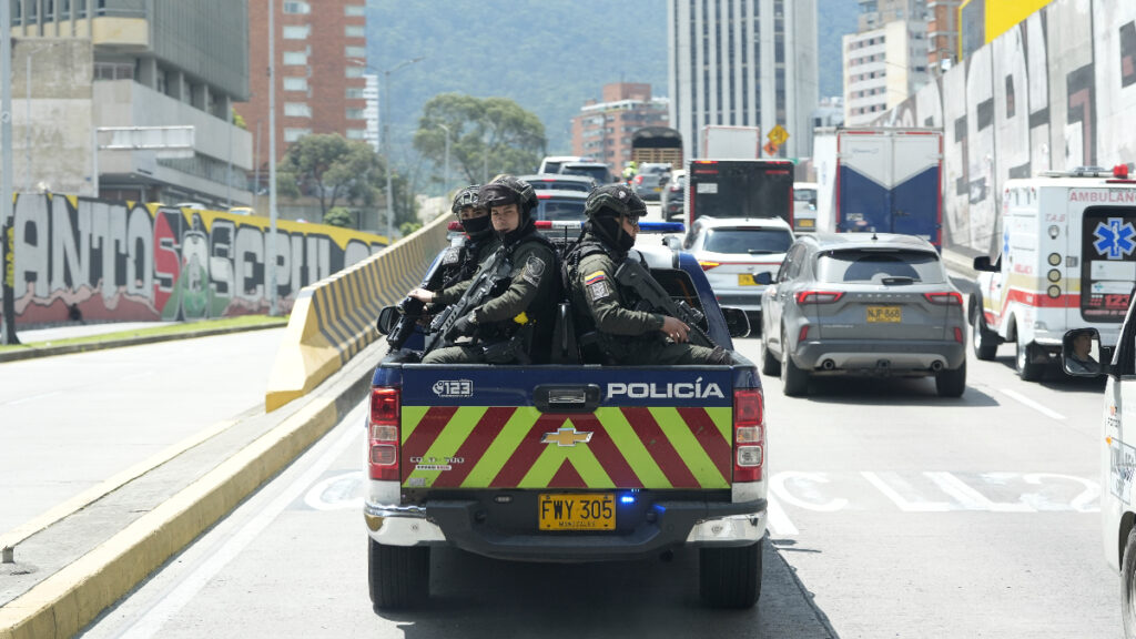 Vehículo de la Policía, en Bogotá. - AP.