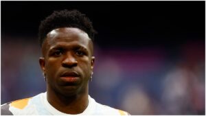 La burla de la afición del Barcelona con una pelota de playa que enfada a Vinicius