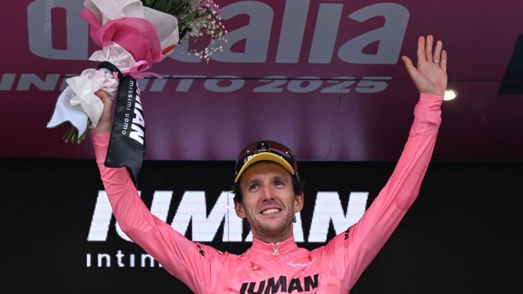 Simon Yates con la maglia rosa | Reuters.