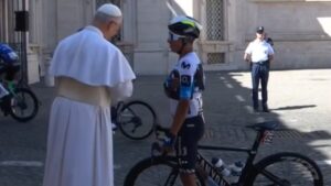 El gran momento de Nairo Quintana con el Papa León XIV