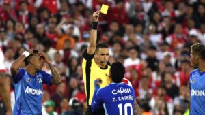 Duro castigo para Carlos Ortega en la Liga BetPlay, después de sus decisiones en el clásico capitalino