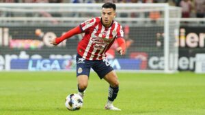 Chivas despide a Fernando Beltrán y León lo anuncia como refuerzo