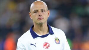 Chicharito cumple 37 años con la esperanza de dejar atrás los problemas físicos y ser importante con Chivas