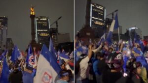 Afición de Cruz Azul se da cita en el Ángel de la Independencia para celebrar el título de Concachampions