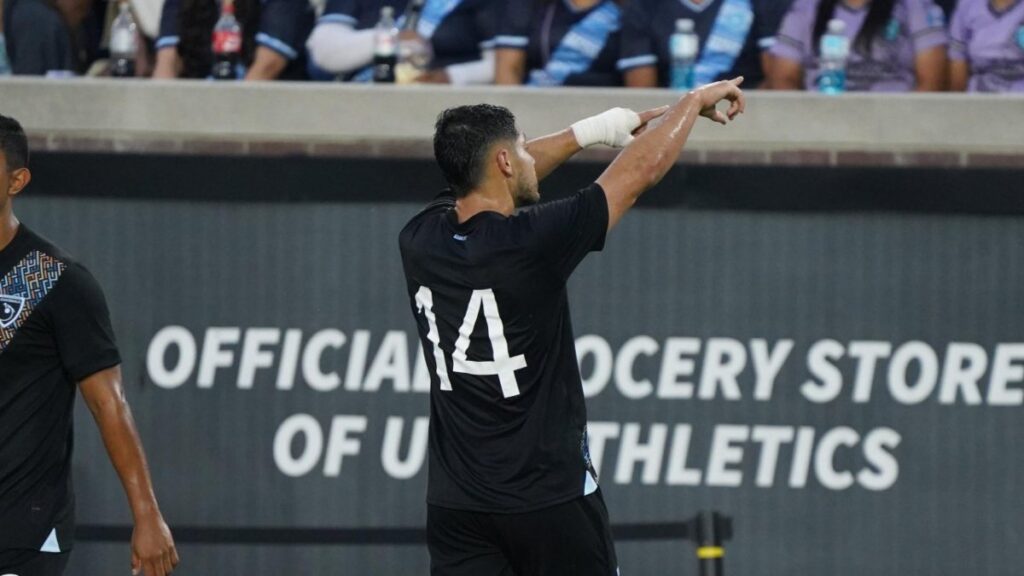Darwin Lom convirtió el gol de Guatemala ante El Salvador | @fedefut_oficial