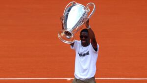 Los festejos de la Champions llegan a Roland Garros: el PSG presume su orejona en la Philippe Chatrier
