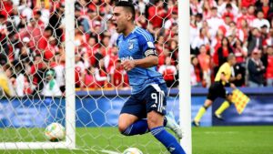 Hinchas de Santa Fe intimidan a Falcao García arrojándole billetes