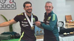 ¿Renace el amor? Javier Aguirre se ‘reconcilia’ con Henry Martin dando la medalla de la Nations League