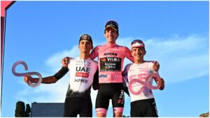 El emotivo abrazo de Isaac del Toro con la afición mexicana tras el Giro de Italia