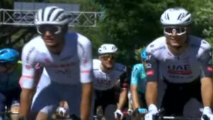 ¡El mejor de los jóvenes! Isaac del Toro desfila con el UAE Team Emirates durante la etapa 21 del Giro de Italia