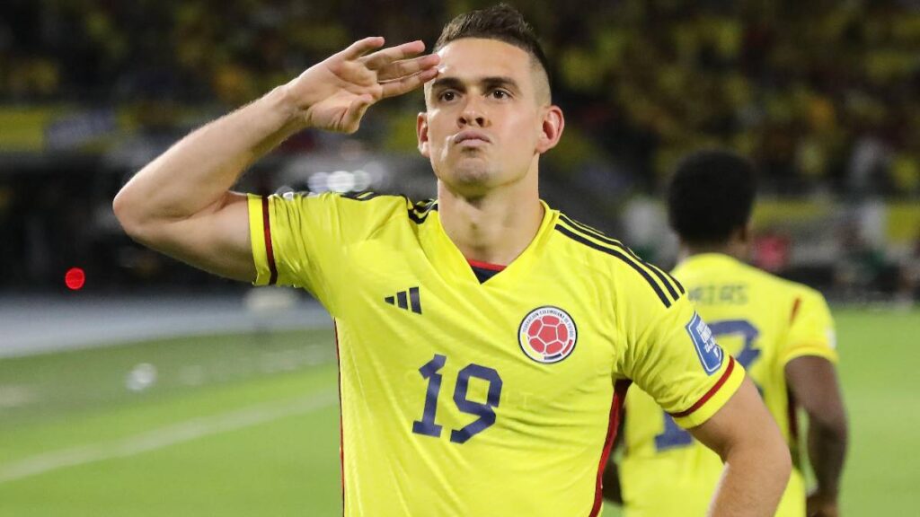 Rafael Santos Borré jugando y celebrando con la Selección Colombia / Vizzor