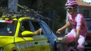 Simon Yates brinda con su equipo… ¡en plena etapa 21 del Giro de Italia!