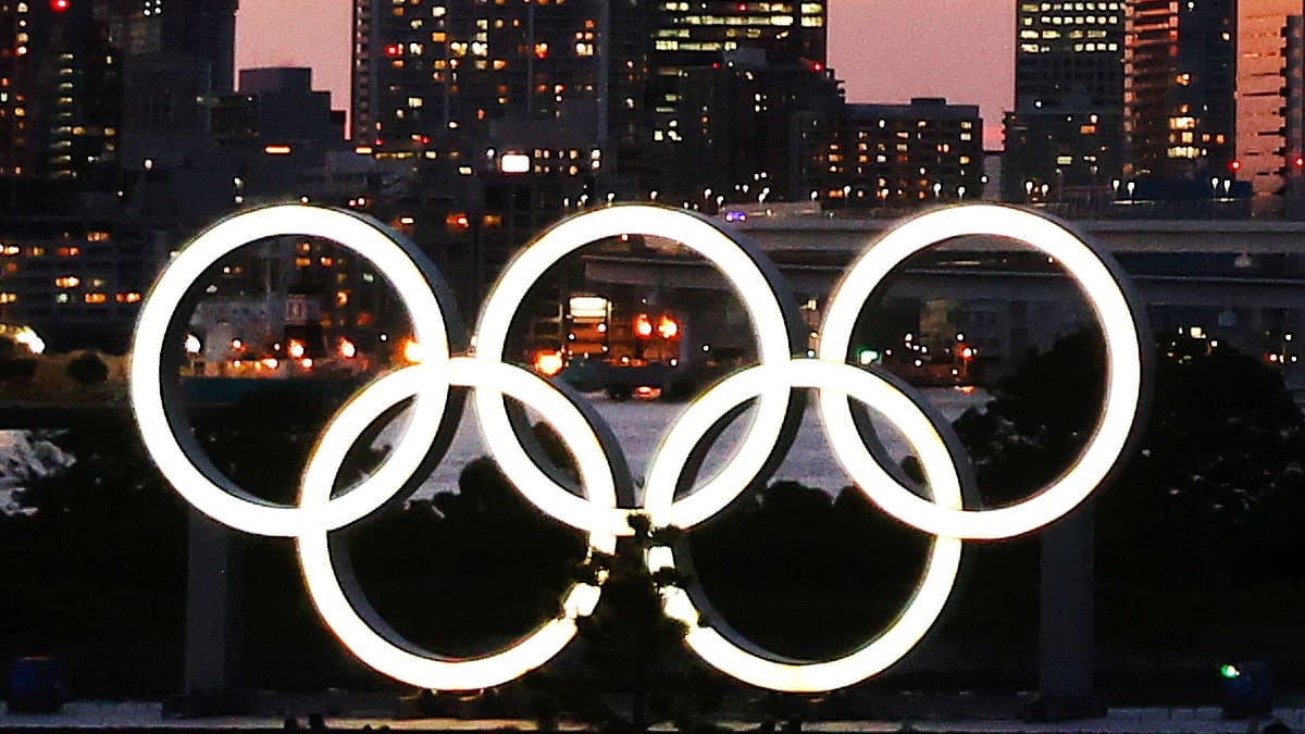La pareja de los olímpicos visita los Anillos Olímpicos en Tokyo 2020