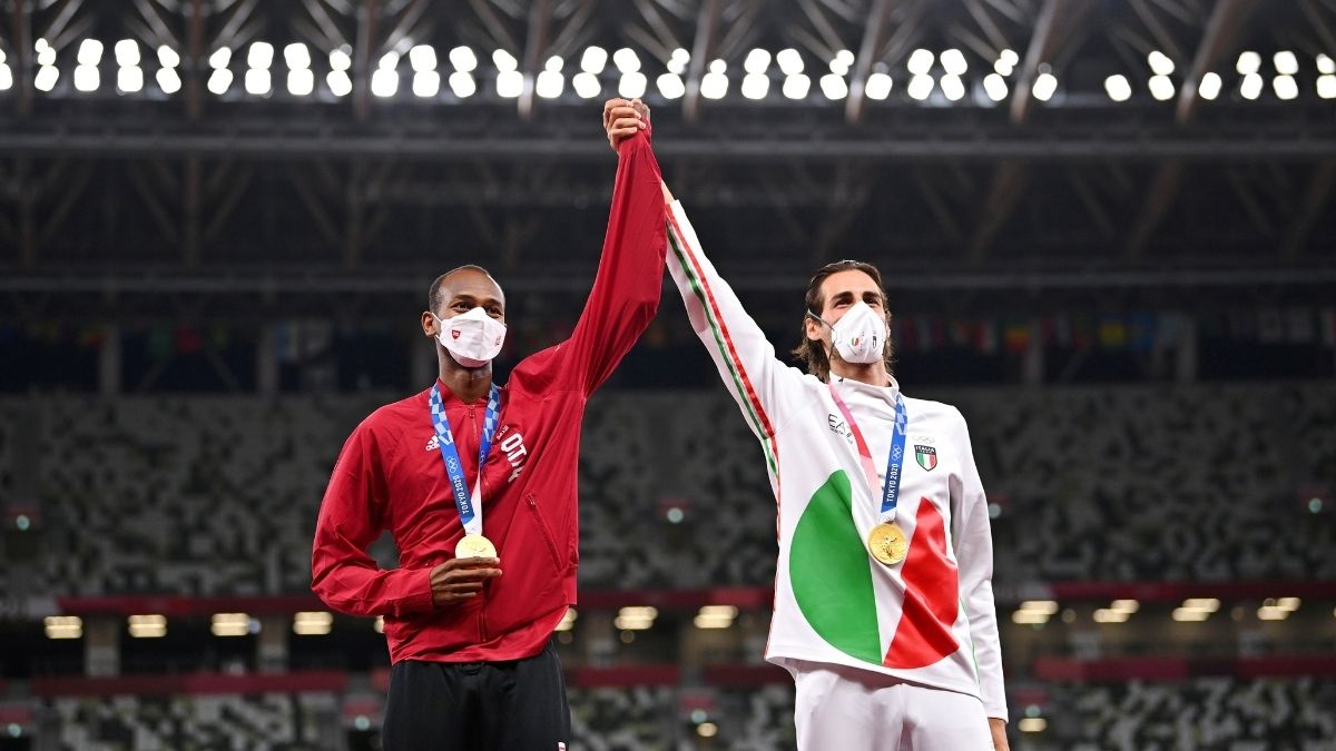 El momento en que dos atletas decidieron compartir la gloria olímpica