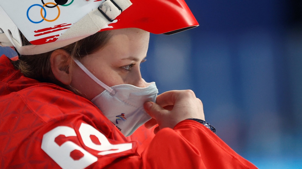 Los cubrebocas tomaron el protagonismo en el duelo de hockey sobre hielo femenil entre Canadá y el ROC