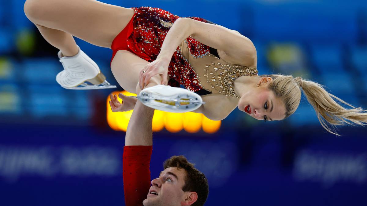 Alexa Knierim y Brandon Frazier abren la presentación de Estados Unidos en el programa corto del patinaje por parejas