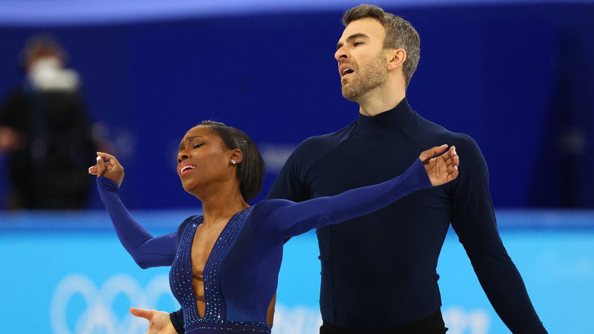 Vanessa James y Eric Radford caen al ritmo de Harry Styles en la prueba por parejas del patinaje artístico