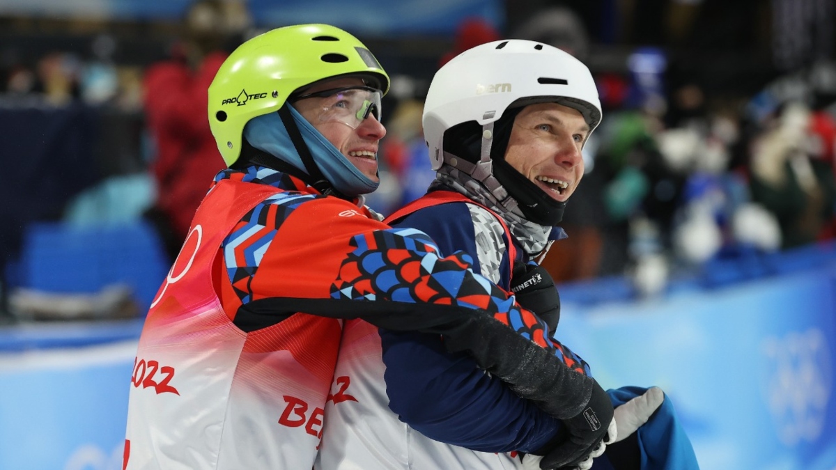 El esquiador ucraniano que protagonizó el ‘abrazo de la paz’ con su compañero ruso podría enlistarse en el ejército