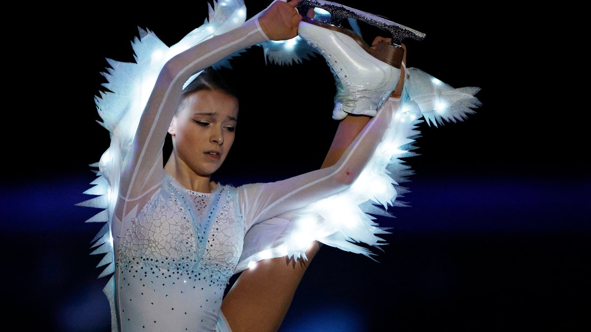 Anna Shcherbakova sufre un fuerte golpe al intentar coronar su medalla de oro en la Gala de Exhibición