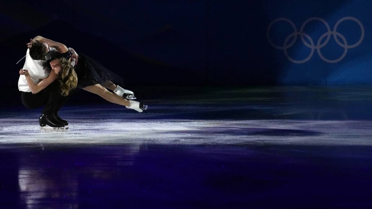 Gabriella Papadakis y Guillaume Cizeron flotan sobre el hielo en la Gala de Exhibición del patinaje artístico