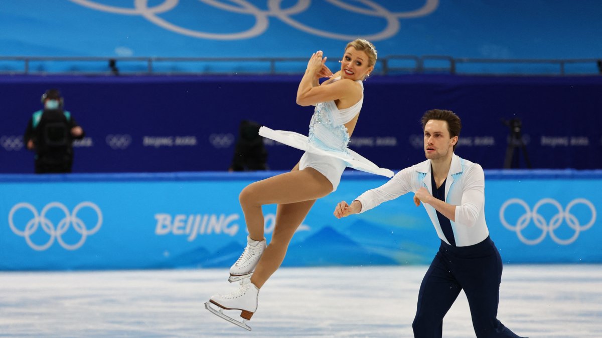 Elegante rutina de Kirsten Moore-Towers y Michael Marinaro en el programa libre de parejas