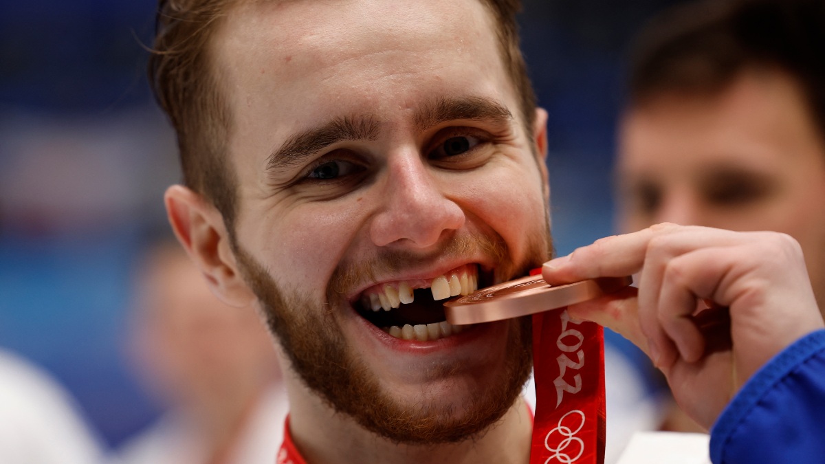 ¡Sonrisa de bronce! Milos Roman y la foto viral de Beijing 2022