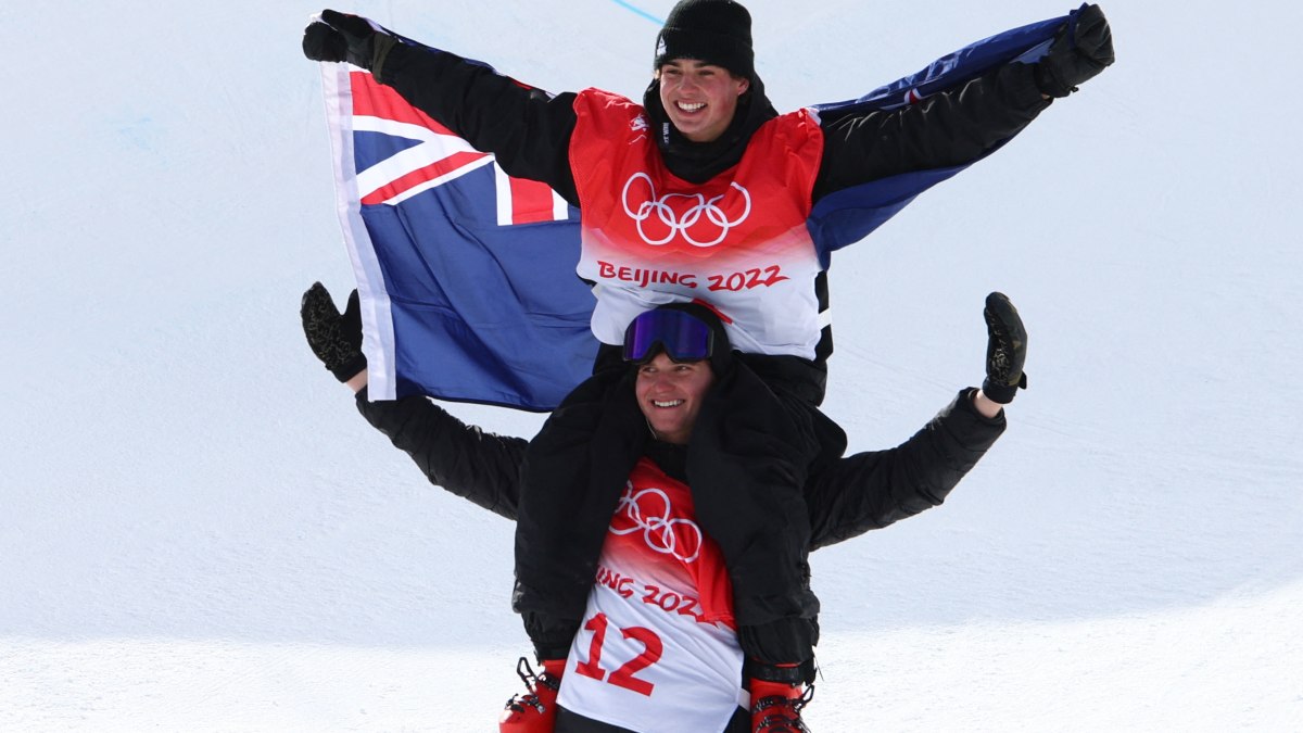 Abrazo entre los hermanos Porteous tras la caída del campeón olímpico en la última serie del esquí acrobático halfpipe