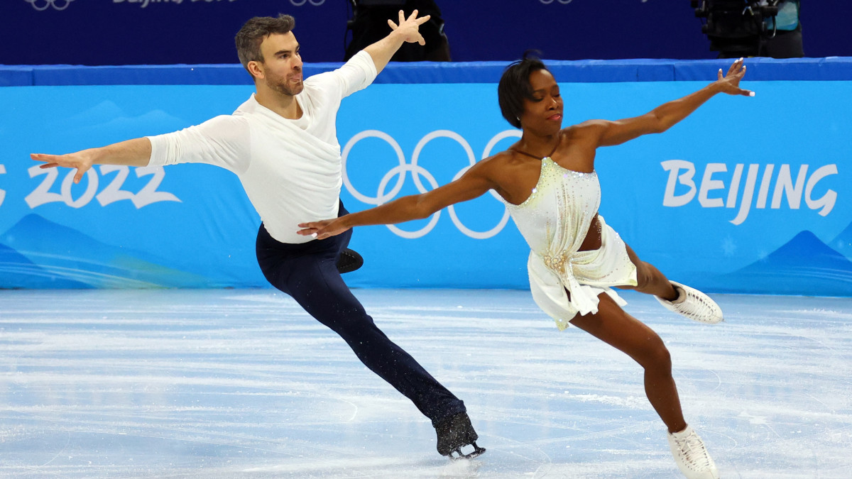 Vanessa James y Eric Radford rockean en la pista de hielo al ritmo de ‘Shiny Happy People’ de R.E.M.