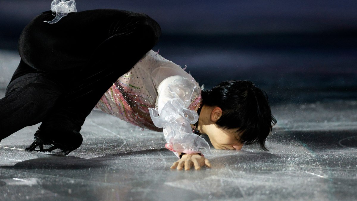 Yuzuru Hanyu besa el hielo que no le dio el tercer oro olímpico en la Gala de Exhibición Beijing 2022