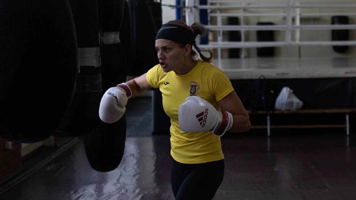 La boxeadora ucraniana Anna Lysenko se entrena para los Juegos Olímpicos Paris 2024 pese  a la guerra